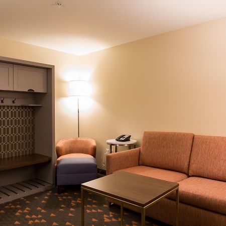 Holiday Inn Hotel & Suites - Mount Pleasant By Ihg Eksteriør billede